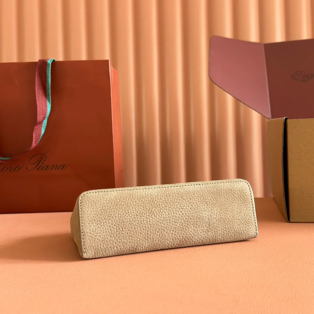 p1160💋💋💋【Original leather configuration counter complete package】 𝐋𝐨𝐫𝐨 𝐏𝐢𝐚𝐧@ Extra pocket L19 series handbag/crossbody bag, all steel deerskin, the most comfortable life is not defined, just like loro The material design of pian@ does not require complicated design styles. The simple and soft outline is elegant and durable, like an exquisite cosmetic case, which perfectly balances appearance and functionality. The leather is delicate and feels as soft as butter. The small bag has a large capacity. It is not only portable with a thin shoulder strap, but can also be worn cross-body. Sisters who have a special liking for minimalist style can buy it. It is simple and versatile. The simpler, the more different. Stars and Instagram celebrities are all planting it. There are two sizes of 19 cm and 27 cm. One is exquisite and casual, and the other is elegant and grand. Size: Small: length 19×width 7×height 12cm (